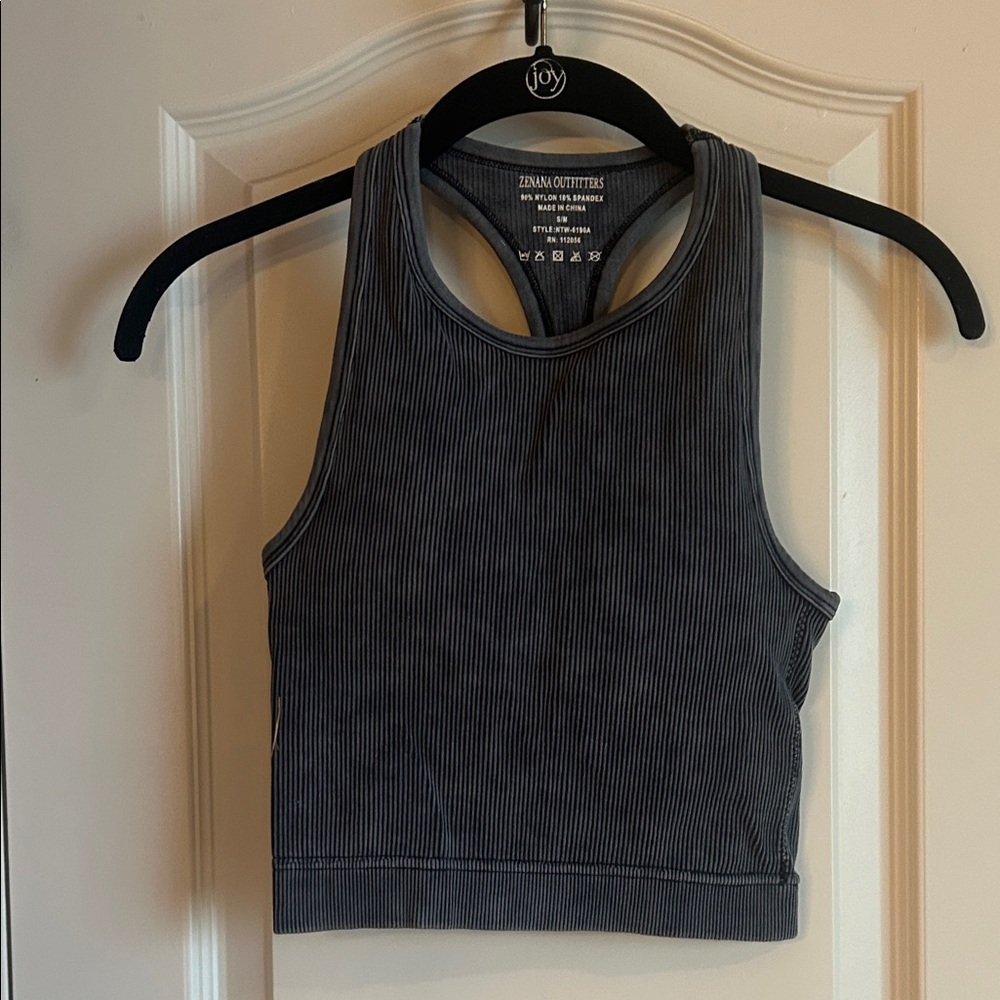 WASHED RIBBED SEAMLESS CROPPED TANK TOP W BRA PADS  Color is Ash Black